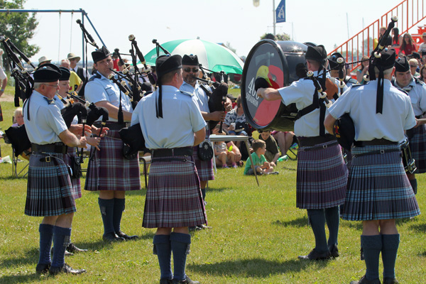 Cleland to retire from 400 Squadron after 37 years as P-M – pipes|drums