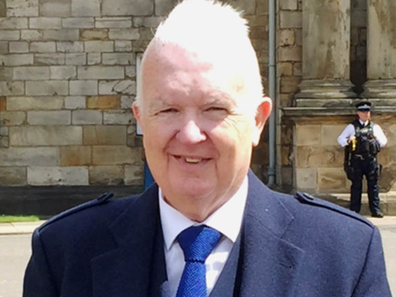 Mervyn Herron accepts MBE from Queen for services to pipe bands